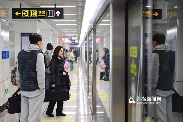 高清:实拍地铁3号线首个早高峰 满满的全是真爱