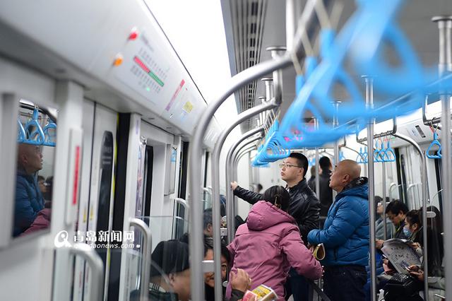 高清:实拍地铁3号线首个早高峰 满满的全是真爱