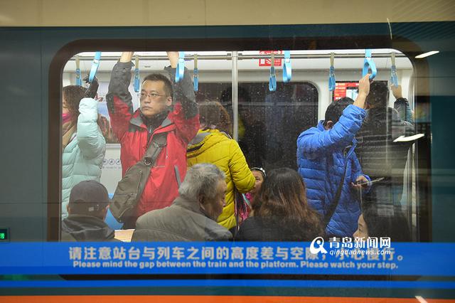 高清:实拍地铁3号线首个早高峰 满满的全是真爱
