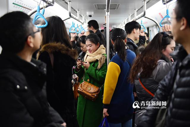 高清:实拍地铁3号线首个早高峰 满满的全是真爱