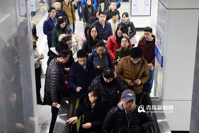 高清:实拍地铁3号线首个早高峰 满满的全是真爱