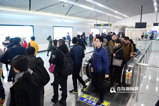 高清:实拍地铁3号线首个早高峰 满满的全是真爱