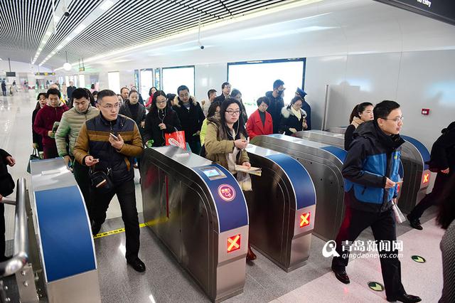 高清:实拍地铁3号线首个早高峰 满满的全是真爱
