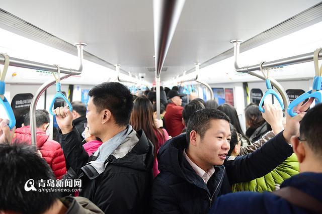 高清:实拍地铁3号线首个早高峰 满满的全是真爱
