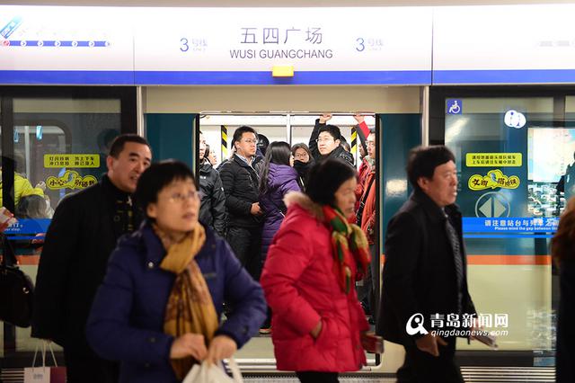 高清:实拍地铁3号线首个早高峰 满满的全是真爱