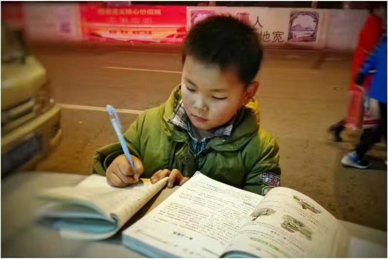 戳中泪点！青岛8岁男孩寒夜趴在垃圾桶上写作业