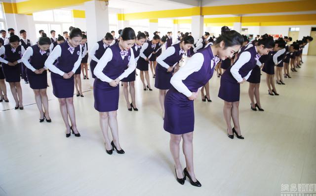 青岛高中女生身穿制服练仪态 备战空乘艺考