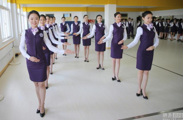 青岛高中女生身穿制服练仪态 备战空乘艺考