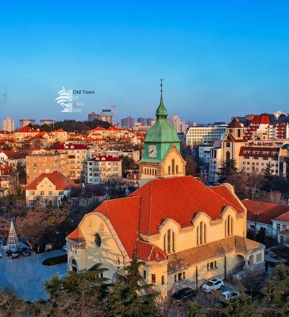 航拍青岛老城区 红瓦绿树碧海蓝天颜值爆表