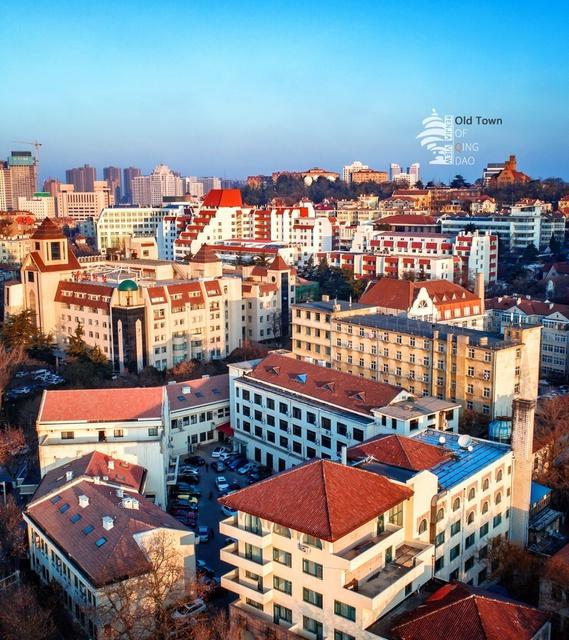 航拍青岛老城区 红瓦绿树碧海蓝天颜值爆表