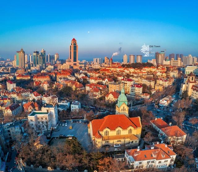 航拍青岛老城区 红瓦绿树碧海蓝天颜值爆表