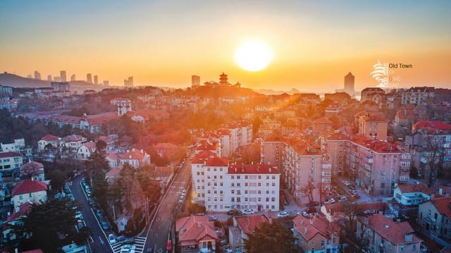 航拍青岛老城区 红瓦绿树碧海蓝天颜值爆表