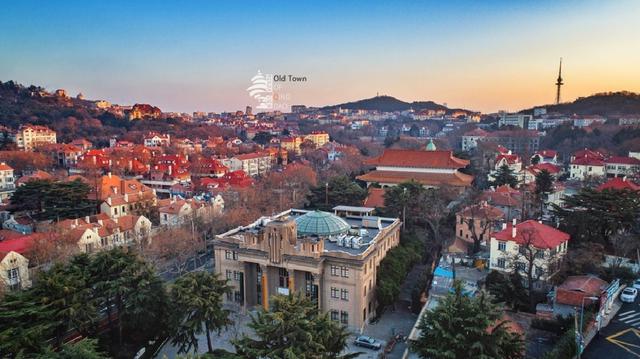 航拍青岛老城区 红瓦绿树碧海蓝天颜值爆表