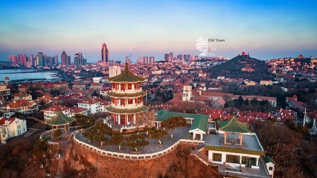 航拍青岛老城区 红瓦绿树碧海蓝天颜值爆表