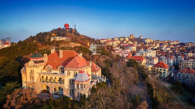 航拍青岛老城区 红瓦绿树碧海蓝天颜值爆表