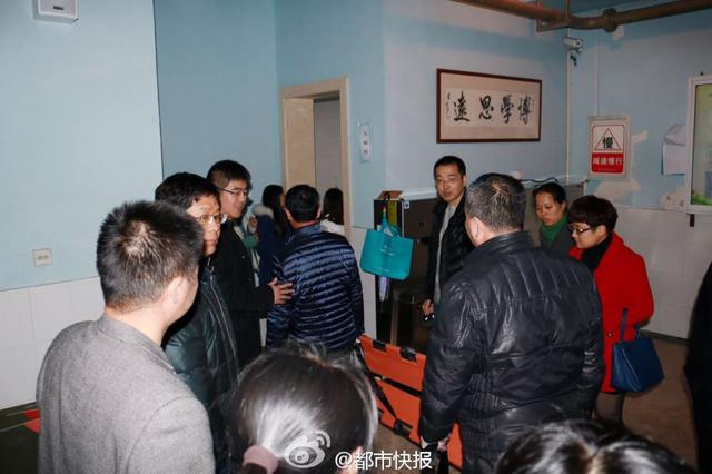 二胎妈妈挺着大肚子开家长会 孩子生在了厕所