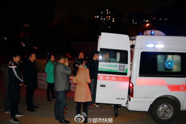 二胎妈妈挺着大肚子开家长会 孩子生在了厕所