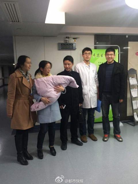 二胎妈妈挺着大肚子开家长会 孩子生在了厕所