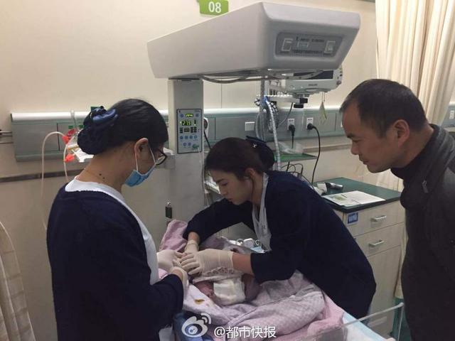 二胎妈妈挺着大肚子开家长会 孩子生在了厕所