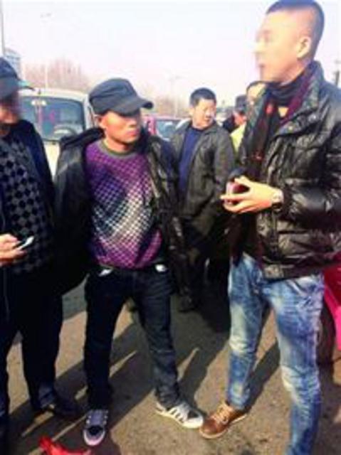 衣袖藏镊子3秒钟偷走手机 人员密集区别露财