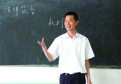 2016感动青岛候选人:中学教师资助贫困生70余名