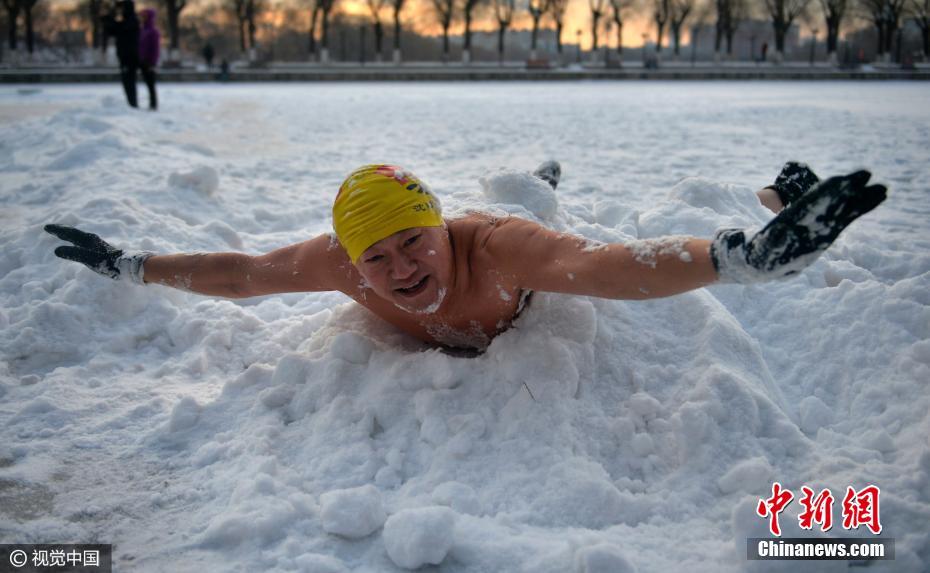 沈阳大爷大妈光膀子雪地健身不惧严寒组图
