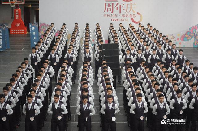 高清：800俊男靓女齐聚岛城 T台上大秀好身材