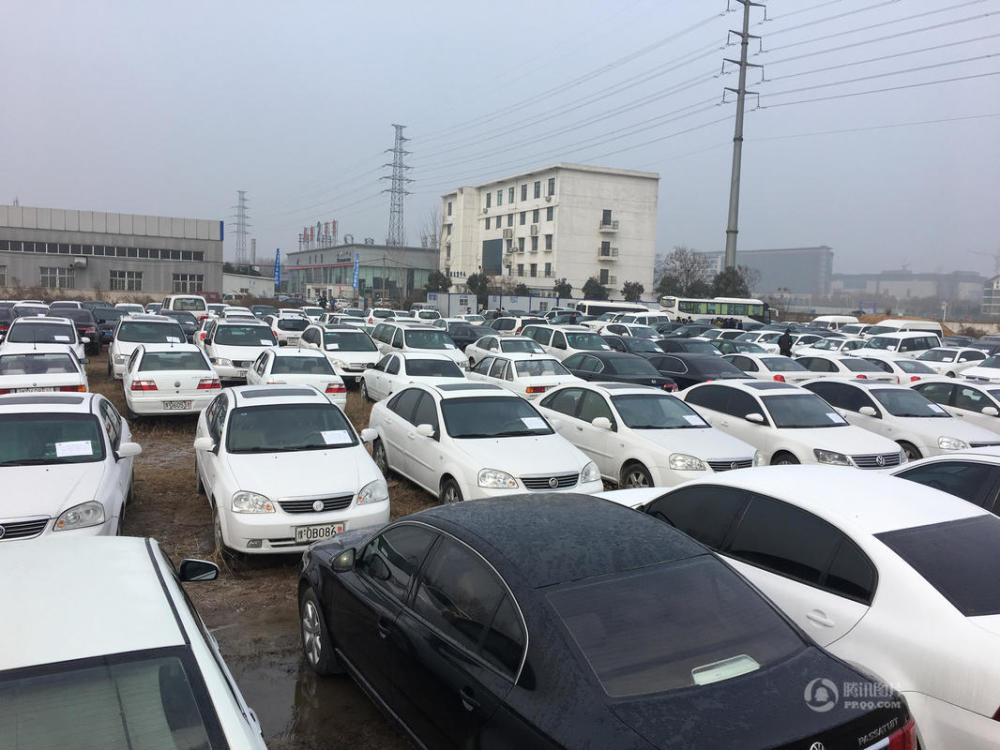 组图：百余辆警车白菜价拍卖 最便宜仅3000元