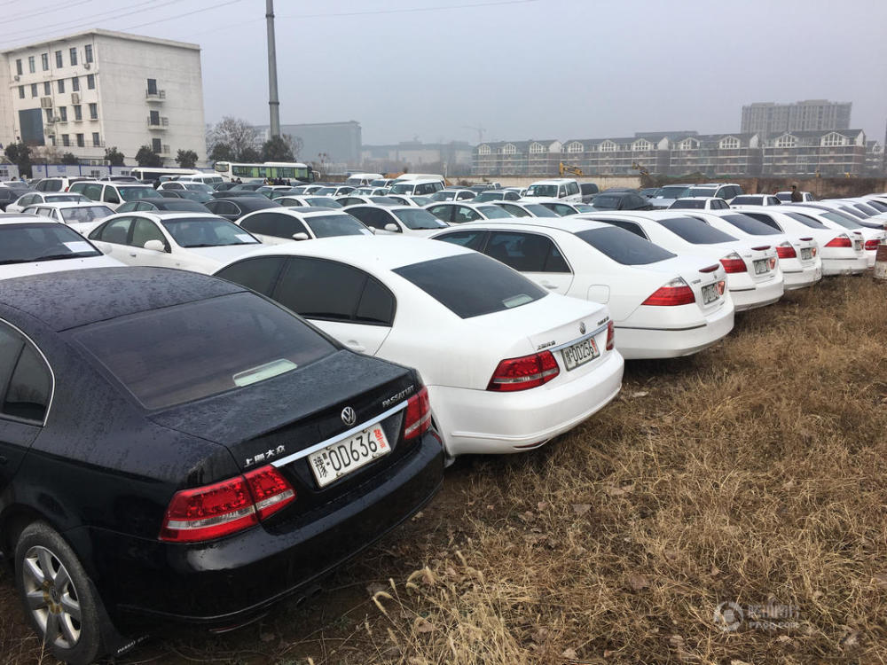组图：百余辆警车白菜价拍卖 最便宜仅3000元