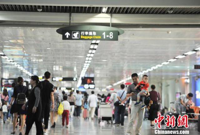 资料图：图为海口美兰机场到达大厅迎来大量进港旅客。 楚洪雨 摄