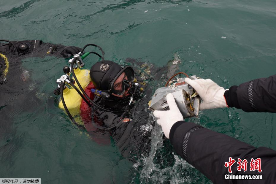 俄失事飞机第二个黑匣子被找到 曝水下打捞画面