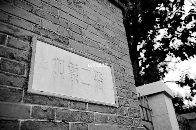 高清:黑白视角看老城区三座教堂 感受穿越之美