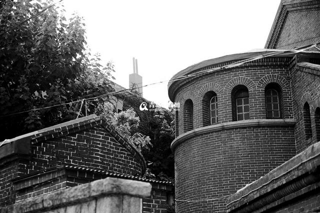 高清:黑白视角看老城区三座教堂 感受穿越之美