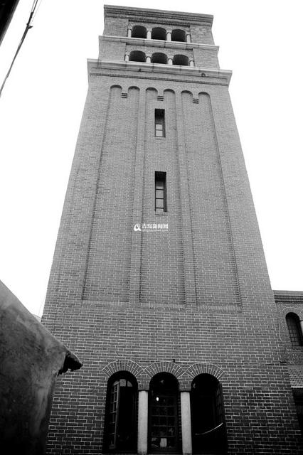 高清:黑白视角看老城区三座教堂 感受穿越之美