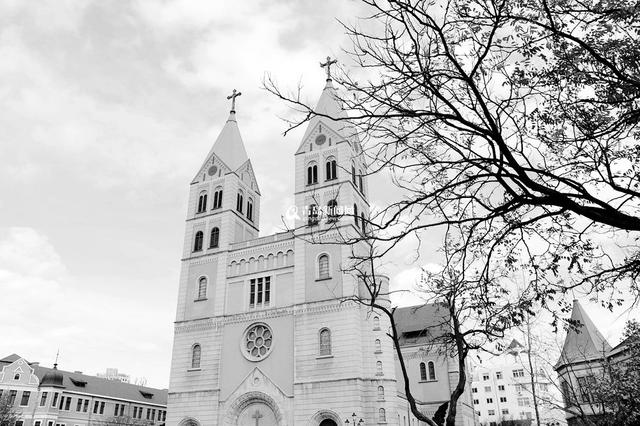 高清:黑白视角看老城区三座教堂 感受穿越之美