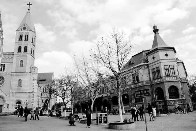 高清:黑白视角看老城区三座教堂 感受穿越之美