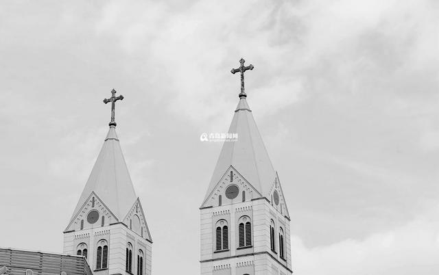 高清:黑白视角看老城区三座教堂 感受穿越之美