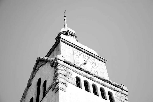 高清:黑白视角看老城区三座教堂 感受穿越之美