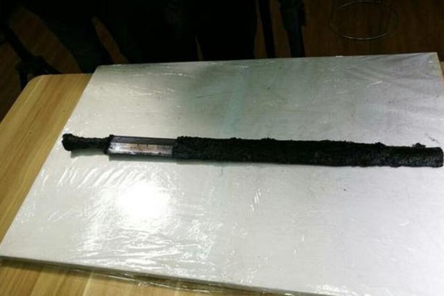 河南两千年大宝剑出鞘 网友:被寒光闪到了(图)