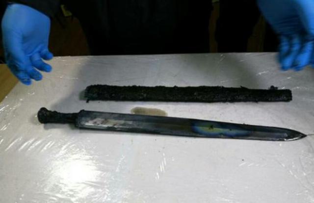 河南两千年大宝剑出鞘 网友:被寒光闪到了(图)