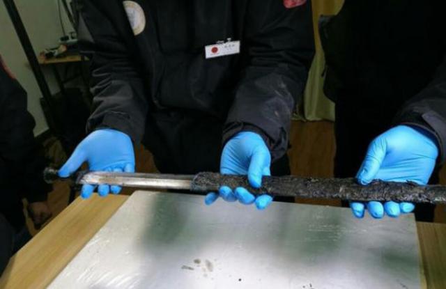 河南两千年大宝剑出鞘 网友:被寒光闪到了(图)