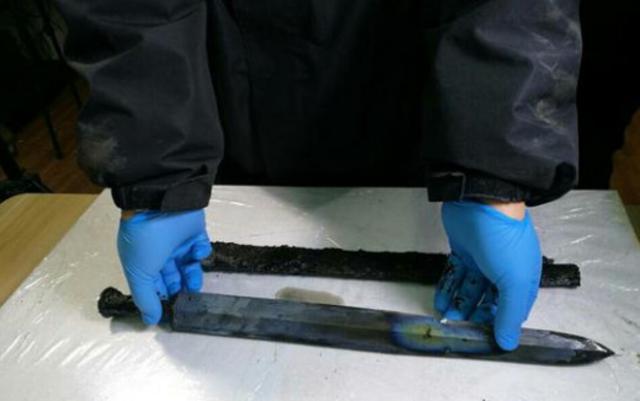 河南两千年大宝剑出鞘 网友:被寒光闪到了(图)