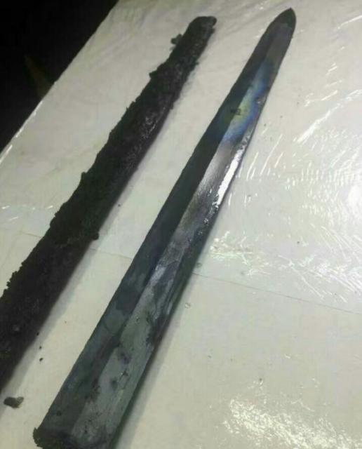 河南两千年大宝剑出鞘 网友:被寒光闪到了(图)