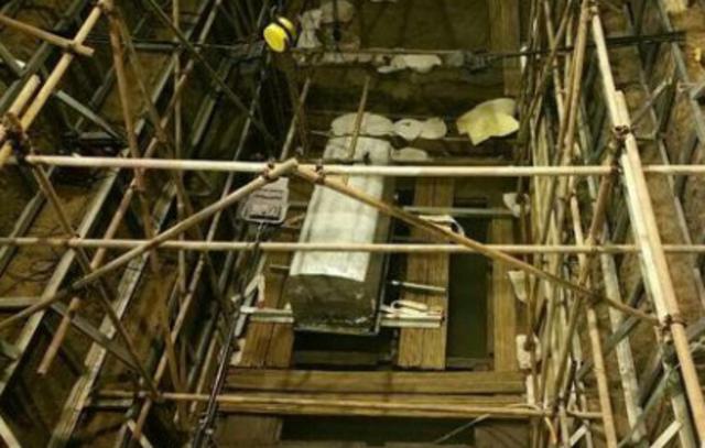 河南两千年大宝剑出鞘 网友:被寒光闪到了(图)