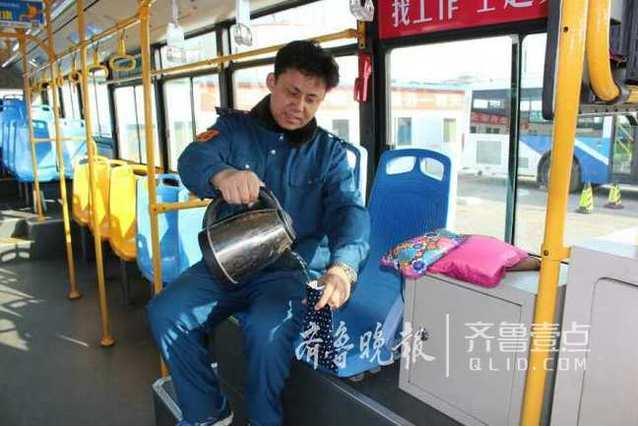 青岛最晚公交司机在车上跨年 送每名乘客热水袋