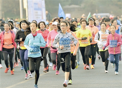 青岛4000余市民健康跑迎新年 已成健身活动品牌