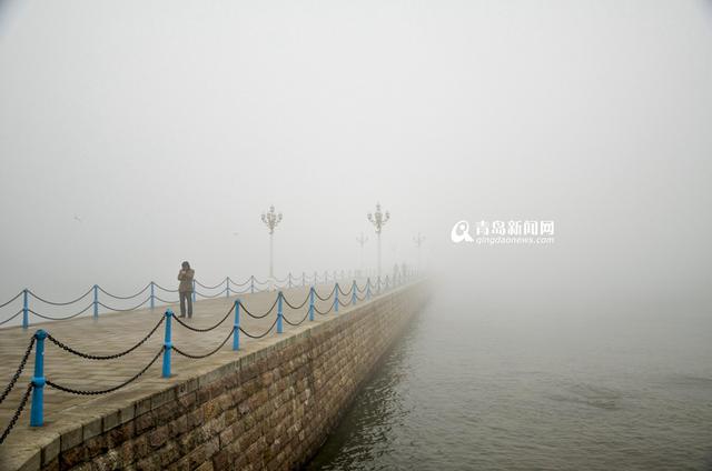 高清：大雾笼罩沿海一线 网友调侃回澜阁丢了