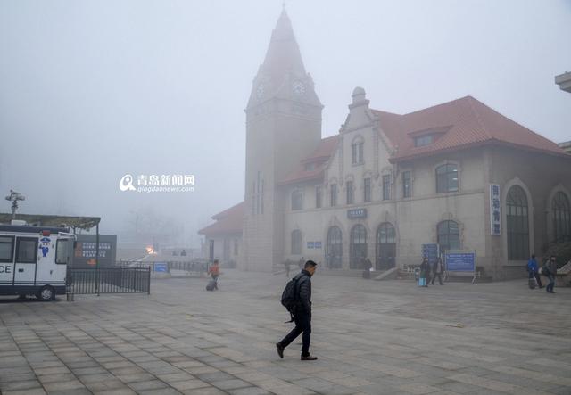 高清：大雾笼罩沿海一线 网友调侃回澜阁丢了