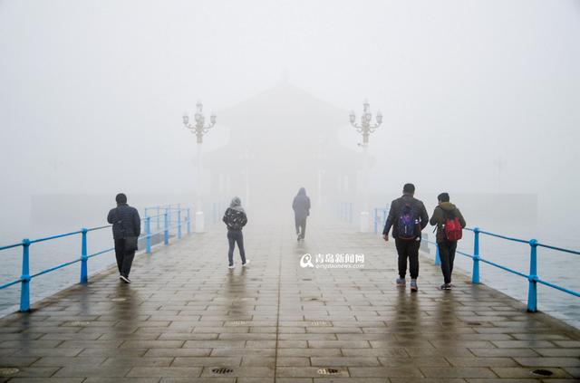 高清：大雾笼罩沿海一线 网友调侃回澜阁丢了