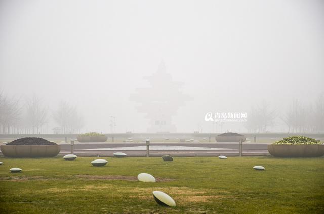 高清：大雾笼罩沿海一线 网友调侃回澜阁丢了